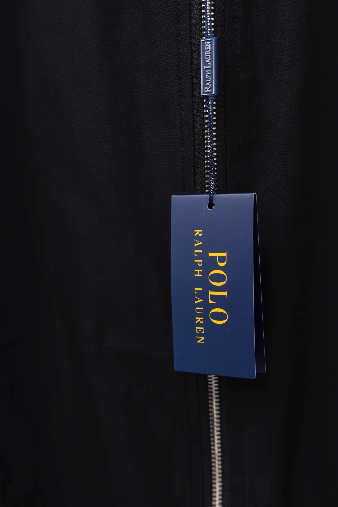 P330 Model number: M018 (original replica) The top version of Ralph Lauren second-hand jacket. This Ralph Lauren second-hand jacket has a high usage rate in autumn and winter. The corduroy collar is very American retro and the denim shirt inside is the Brokeback Mountain outfit that was very popular last year. The inner stripe plaid is a perfect combination of temperature and trend. This is also an eternal classic that both boys and girls can wear. The fabric is really different from others. The new model is not as stiff as the old model. I think it is better to wear. It is 100% pure cotton. The hardness is just right and not that stiff!! This is this year’s upgrade, but I feel it is easier to wear. The embroidery on the chest is made of German Oman embroidery fiber with original data. The embroidery process is very particular. It uses Japanese Tajima machines to ensure the embroidery is exquisite and three-dimensional, which is what I said is different from the ones on the market. About the workmanship, the version is a loose version for both boys and girls!! The coat can be worn longer and is about to go out in October during the Mid-Autumn Festival. Retro will never go out of style. Color: khaki ~ black ~ navy blue size: S-XL S: bust 118, length 70, sleeve length 68, shoulder width 50 M: bust 122, length 72, sleeve length 69, shoulder width 51 L: bust 126, length 74, sleeve length 70, shoulder width 52 XL: Bust 130, length 76, sleeve length 71, shoulder width 53